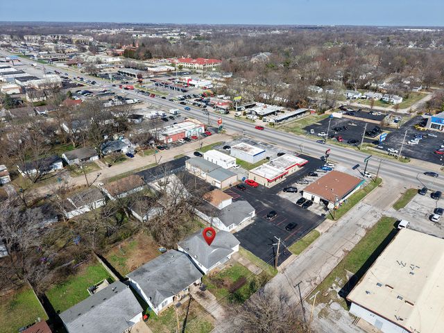 1825 S Weaver Avenue, Springfield, MO 65807