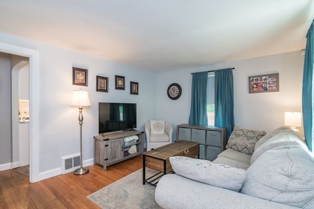 222 Plumtree Rd, Springfield, MA 01118