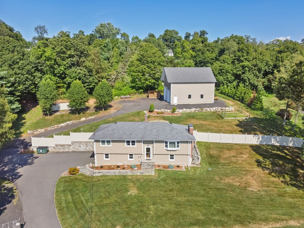 17 Stony Brook Road, Brookfield, CT 06804