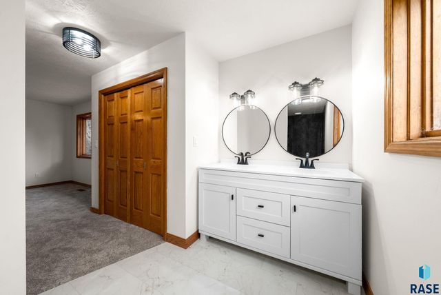 7604 E Palomino Rd Road, Sioux Falls, SD 57110