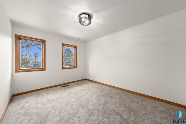 7604 E Palomino Rd Road, Sioux Falls, SD 57110