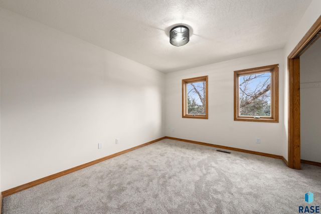 7604 E Palomino Rd Road, Sioux Falls, SD 57110