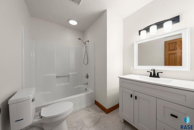 7604 E Palomino Rd Road, Sioux Falls, SD 57110