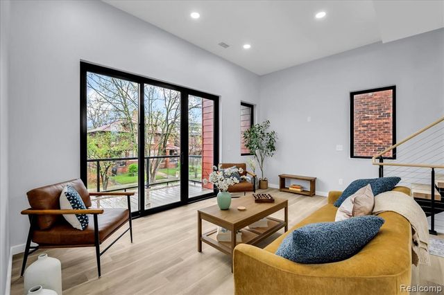 177 Gladstone 3, Detroit, MI 48202