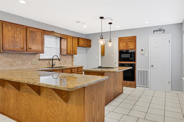 2106 White Feather Trail, Crosby, TX 77532