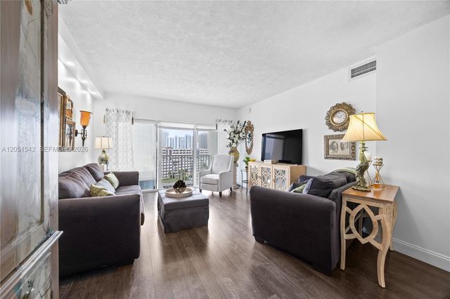 300 Bayview Dr 903, Sunny Isles Beach, FL 33160