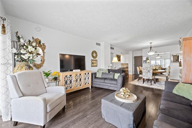 300 Bayview Dr 903, Sunny Isles Beach, FL 33160