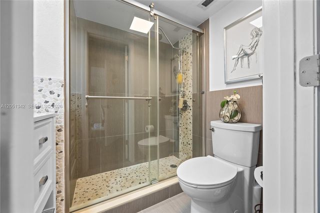 300 Bayview Dr 903, Sunny Isles Beach, FL 33160