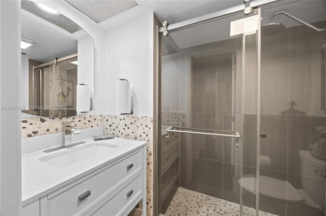 300 Bayview Dr 903, Sunny Isles Beach, FL 33160