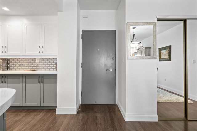 300 Bayview Dr 903, Sunny Isles Beach, FL 33160