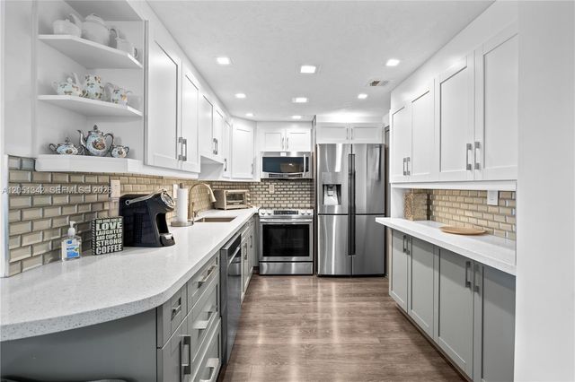 300 Bayview Dr 903, Sunny Isles Beach, FL 33160
