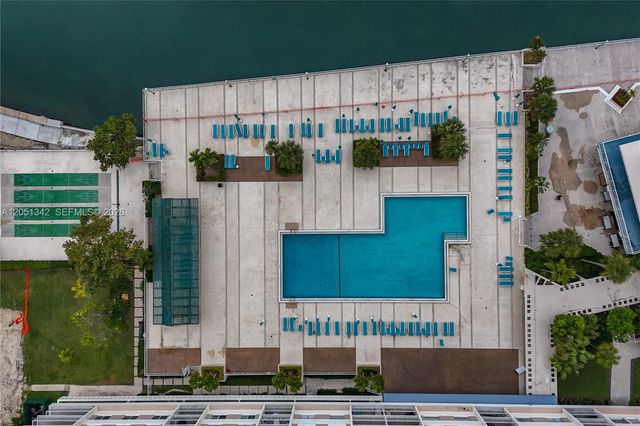 300 Bayview Dr 903, Sunny Isles Beach, FL 33160