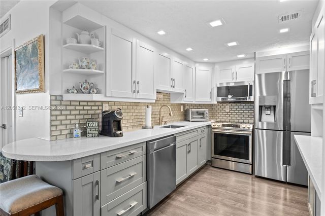 300 Bayview Dr 903, Sunny Isles Beach, FL 33160
