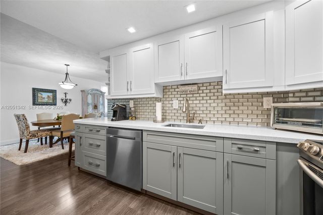300 Bayview Dr 903, Sunny Isles Beach, FL 33160