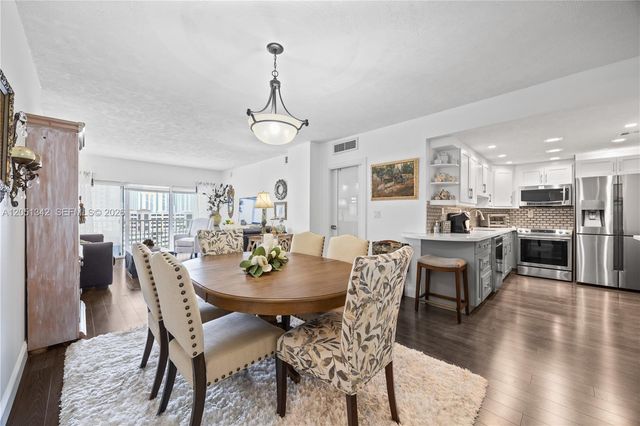 300 Bayview Dr 903, Sunny Isles Beach, FL 33160