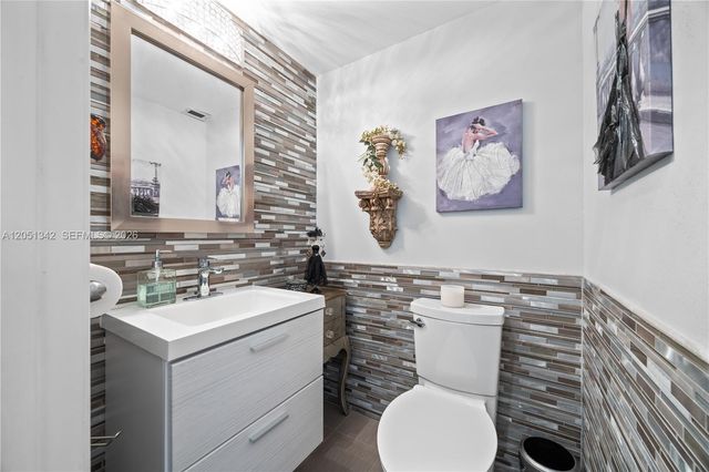 300 Bayview Dr 903, Sunny Isles Beach, FL 33160