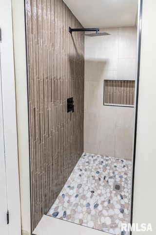 1916 N PEORIA Avenue, Peoria, IL 61603