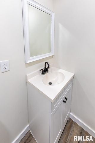 1916 N PEORIA Avenue, Peoria, IL 61603