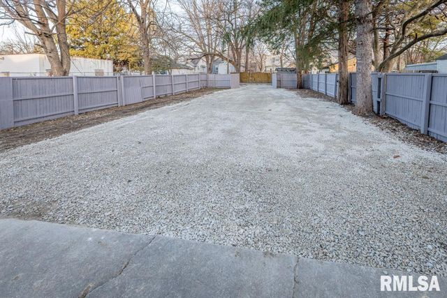 1916 N PEORIA Avenue, Peoria, IL 61603