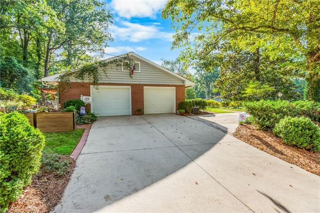 1039 Kenleigh Circle, Winston-salem, NC 27106