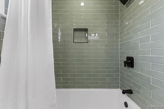 22121 Whitmore Street, Oak Park, MI 48237