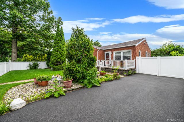 136 Sioux Street, Ronkonkoma, NY 11779
