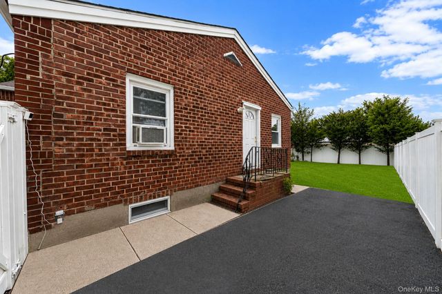 136 Sioux Street, Ronkonkoma, NY 11779