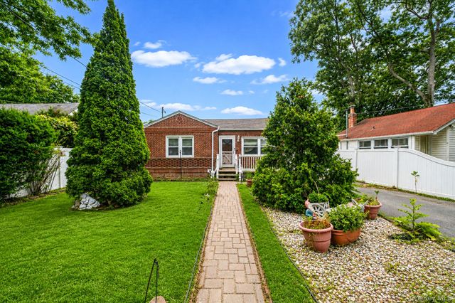 136 Sioux Street, Ronkonkoma, NY 11779