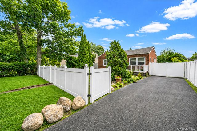 136 Sioux Street, Ronkonkoma, NY 11779