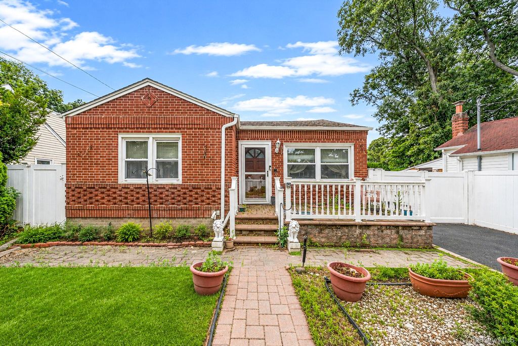 136 Sioux Street, Ronkonkoma, NY 11779