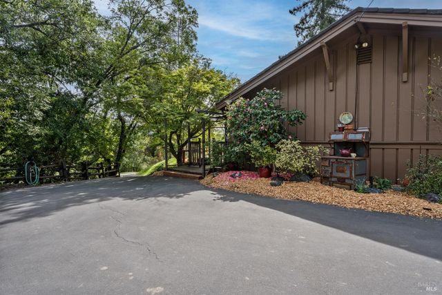 308 Jefferson Ln, Ukiah, CA 95482
