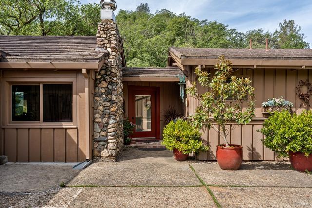 308 Jefferson Ln, Ukiah, CA 95482