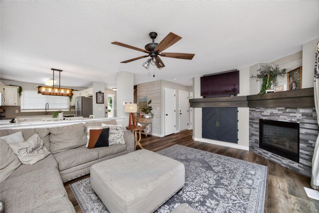 1633 92nd Place, West Des Moines, IA 50266
