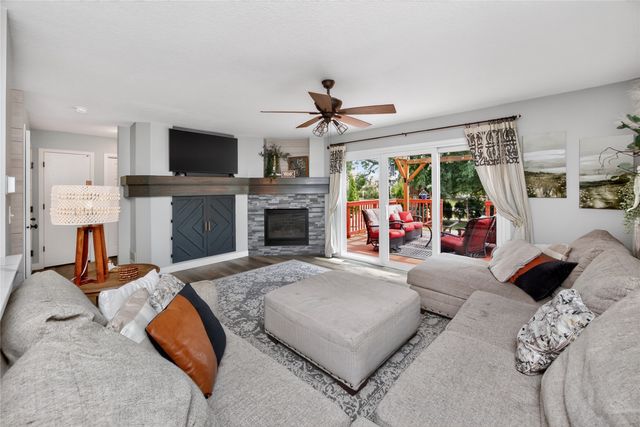 1633 92nd Place, West Des Moines, IA 50266