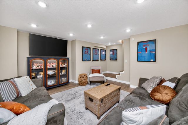 1633 92nd Place, West Des Moines, IA 50266
