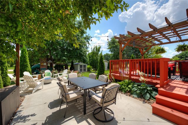 1633 92nd Place, West Des Moines, IA 50266