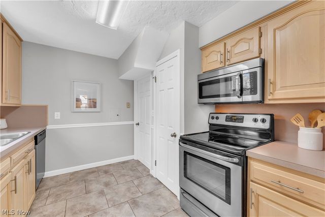 1547 Commodore Road, Lyndhurst, OH 44124