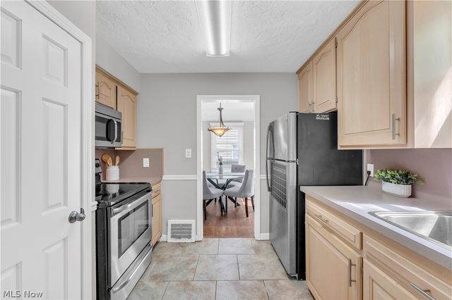 1547 Commodore Road, Lyndhurst, OH 44124