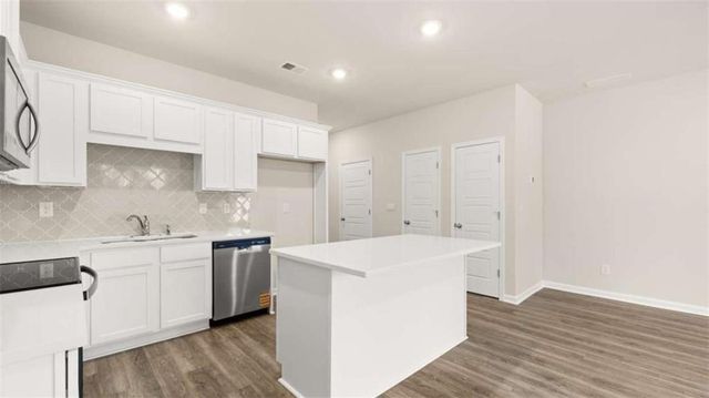 212 Kenmore Circle, Perry, GA 31069