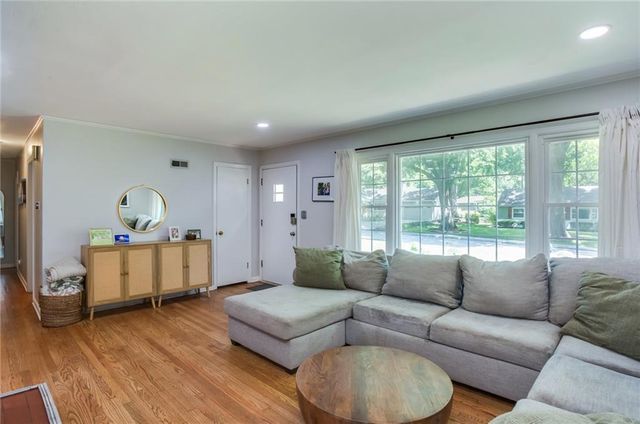 5523 W 70th Terrace, Prairie Village, KS 66208