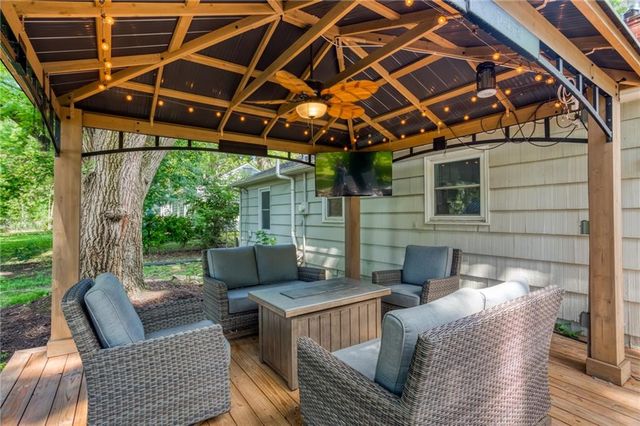 5523 W 70th Terrace, Prairie Village, KS 66208