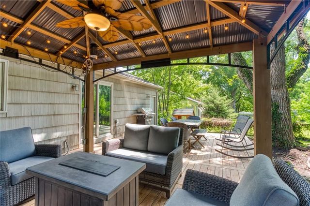 5523 W 70th Terrace, Prairie Village, KS 66208