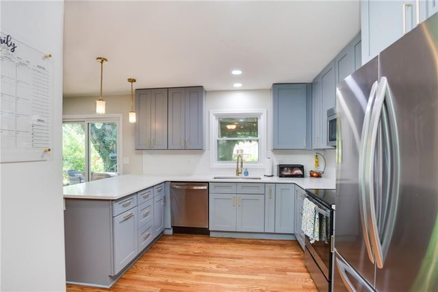5523 W 70th Terrace, Prairie Village, KS 66208
