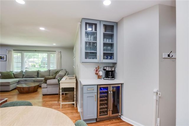 5523 W 70th Terrace, Prairie Village, KS 66208