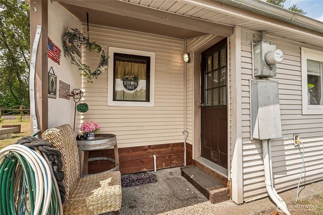 8512 Driftwood Lane, Castle Rock, WA 98611