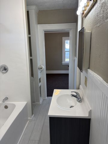 1414 Hull Avenue, Des Moines, IA 50316