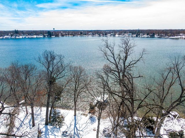 21870 W Lake Avenue, Round Lake, IL 60073