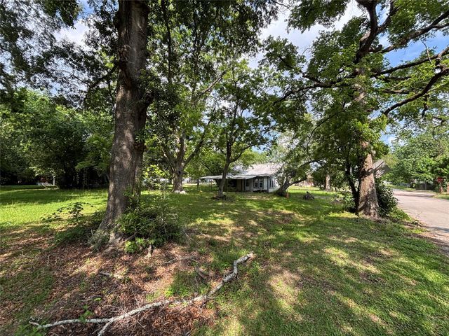1101 N Blair Avenue, Cleveland, TX 77327