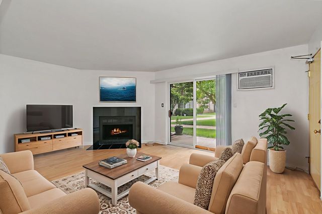 522 E Spruce Drive 1B, Palatine, IL 60074