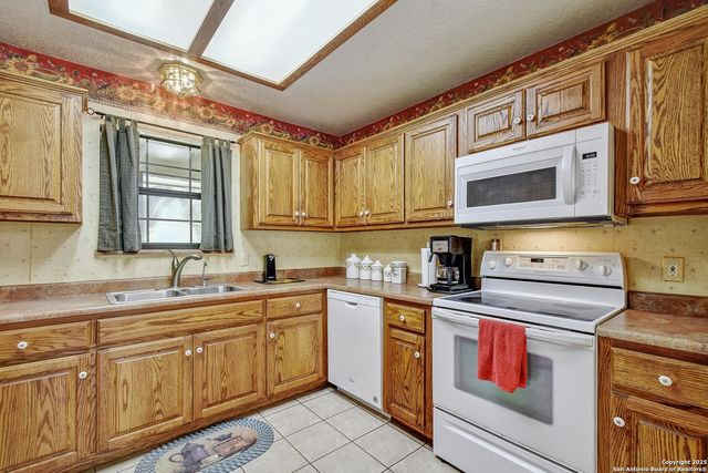 1810 Burr Oak, Adkins, TX 78101